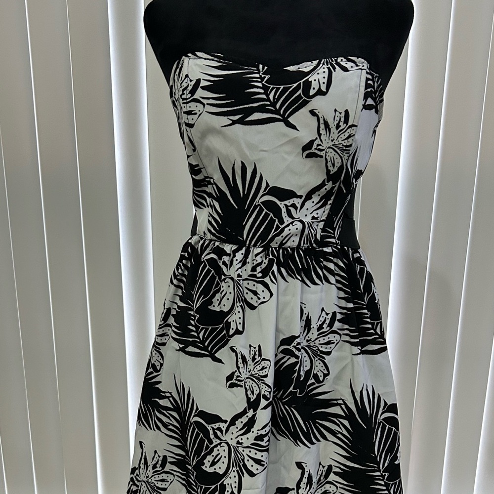 Women’s Black & White Floral Print Strapless Lightweight Mini Dress  size 2